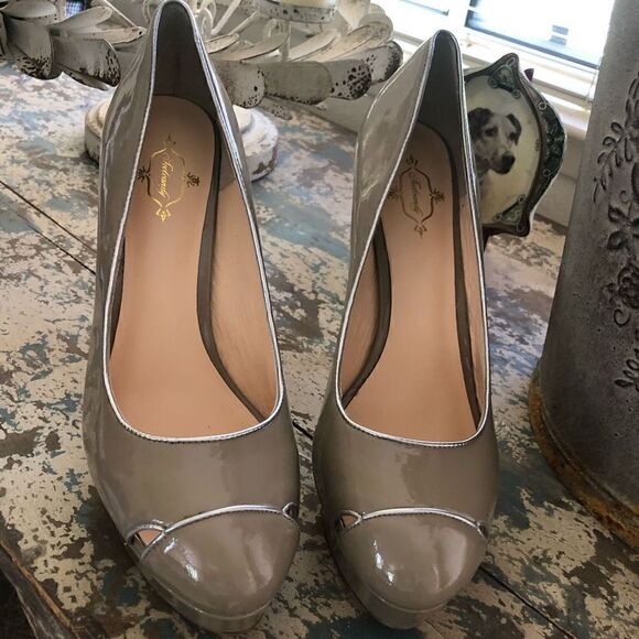 NEW Footcandy Crissy Platform Heels in Taupe Patent Leather NIB